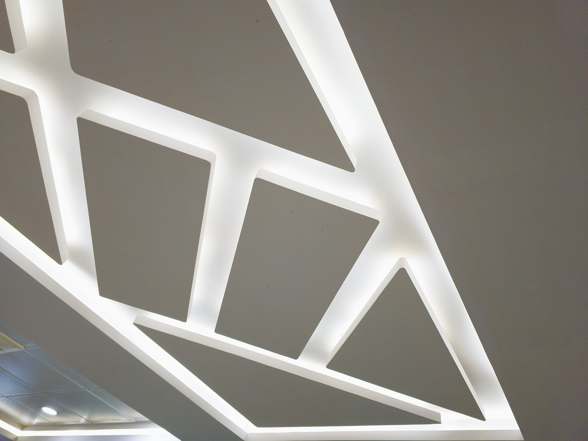 suspended-ceiling-with-halogen-spots-lamps-drywall-construction-room
